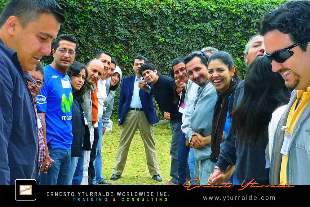 Team Building outdoor con retos colaborativos para desarrollar confianza y alto desempeño
