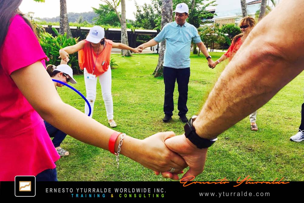 Team Building empresarial con dinámicas innovadoras y retos de aprendizaje experiencial